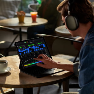 645a5ba55108b2.98842297-apple-ipad-logic-pro-lifestyle-mixer.jpg