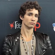 Robert Sheehan