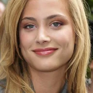 Nora Arnezeder