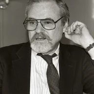 Alan J. Pakula