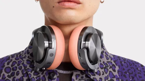 66a76daeb5ecf7.94161264-571-headphones-remastered-carousel-5-v2.jpg
