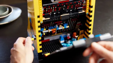 646ba202b9c994.10799331-lego-pacman-010-1.jpg