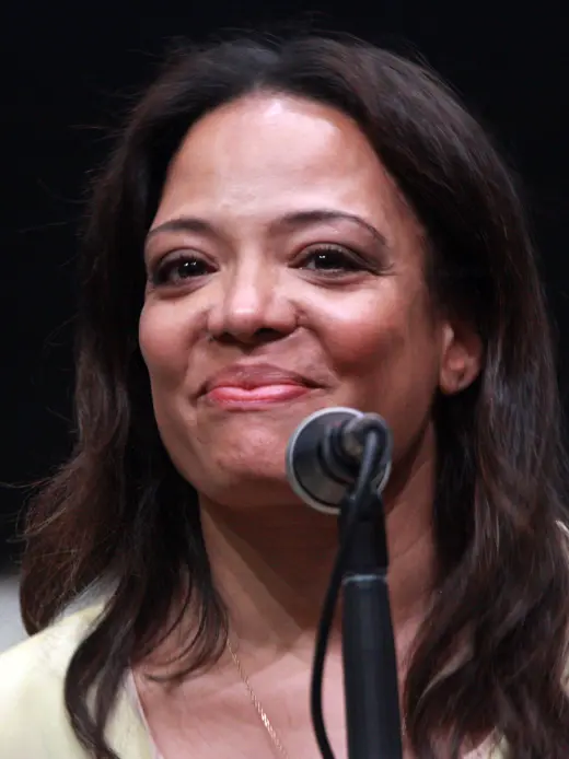Luna Lauren Velez