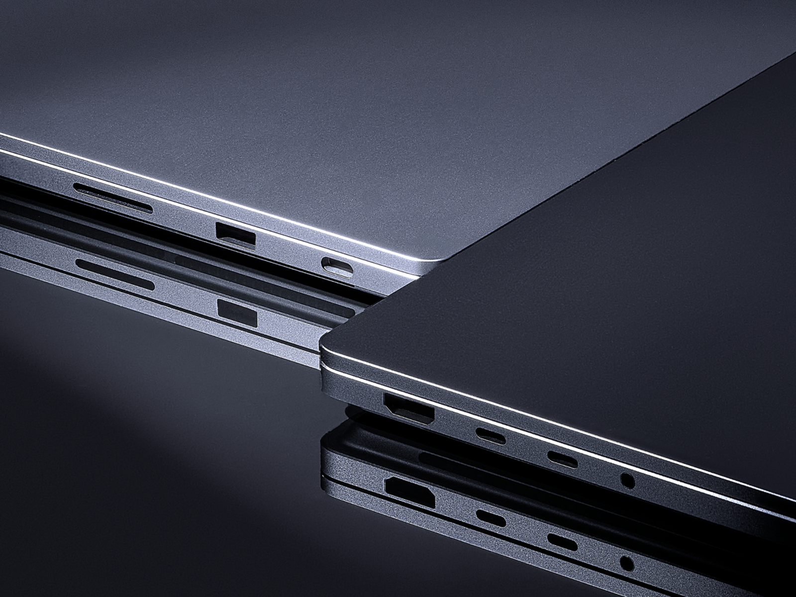 Gros plan sur les ports du Surface Laptop Ultra dans ses finitions Platine et Crépuscule.