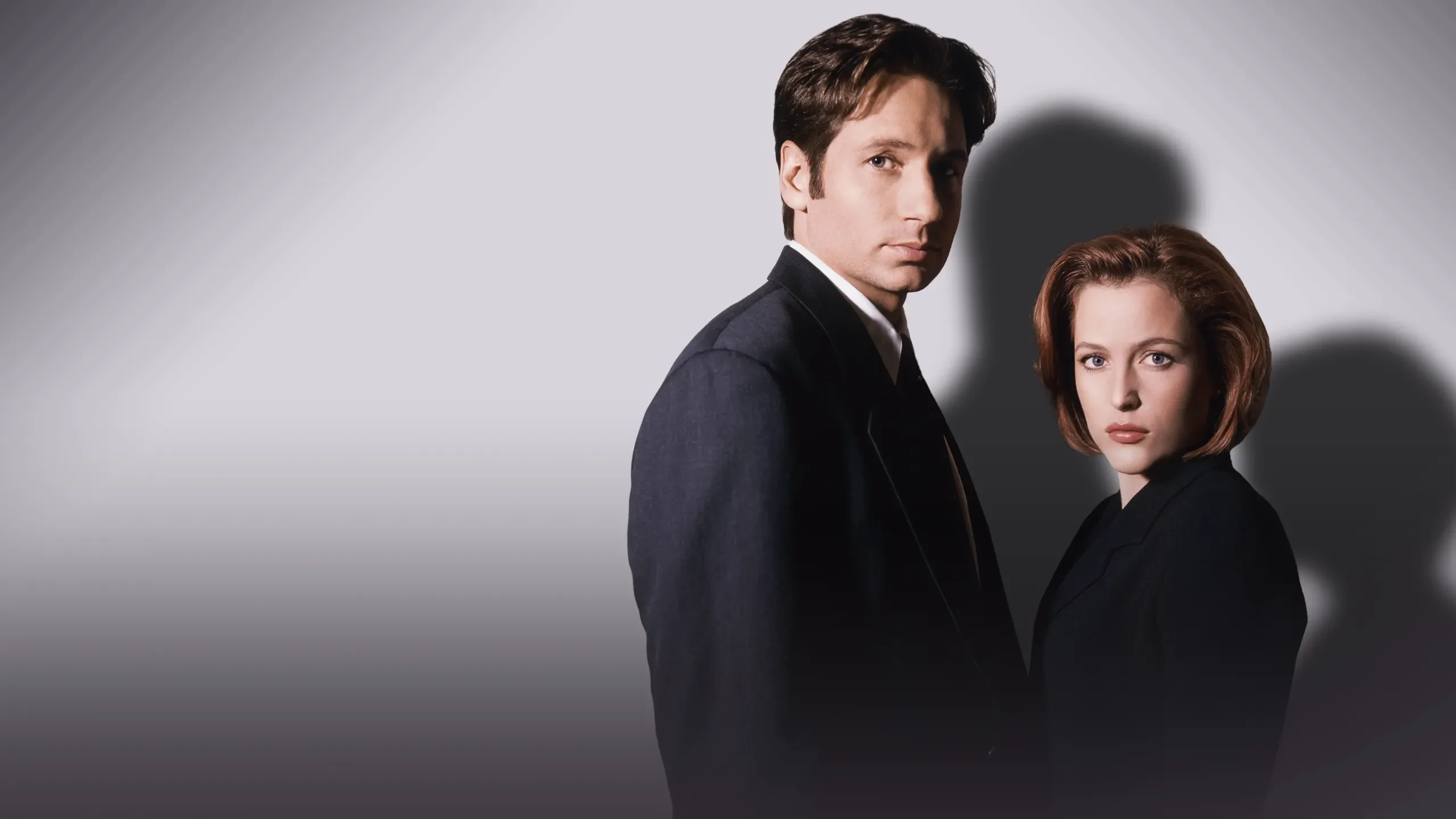 David Duchovny et Gillian Anderson dans un visuel promotionnel de la série historique X-Files.