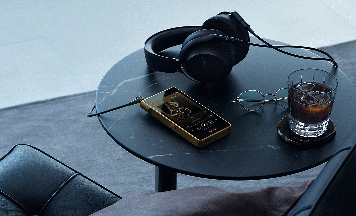 Visuel officiel du Walkman Sony NW-WM1ZM3 associé à un casque sur une table.