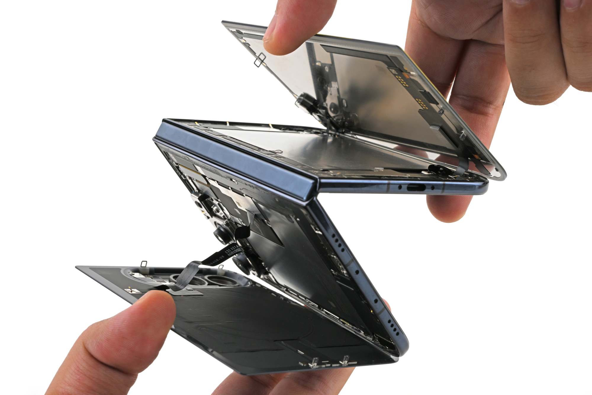 L’iPhone Duo démonté par iFixit, avec ses différents éléments déployés.